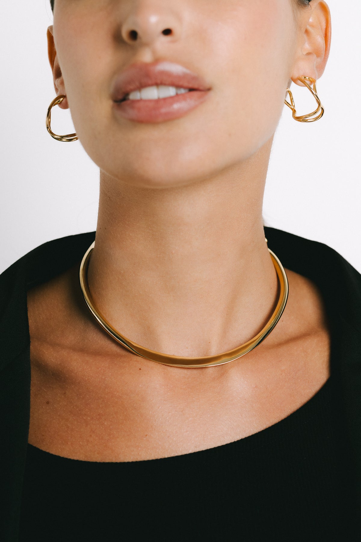 Model wearing Kube Rounded Choker in Gold Plate by Pieretti