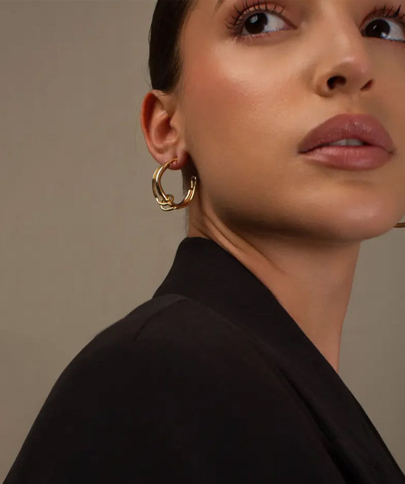 Claudette gold hoop earrings by PIERETTI in 18K gold plating, polished hoop design detail