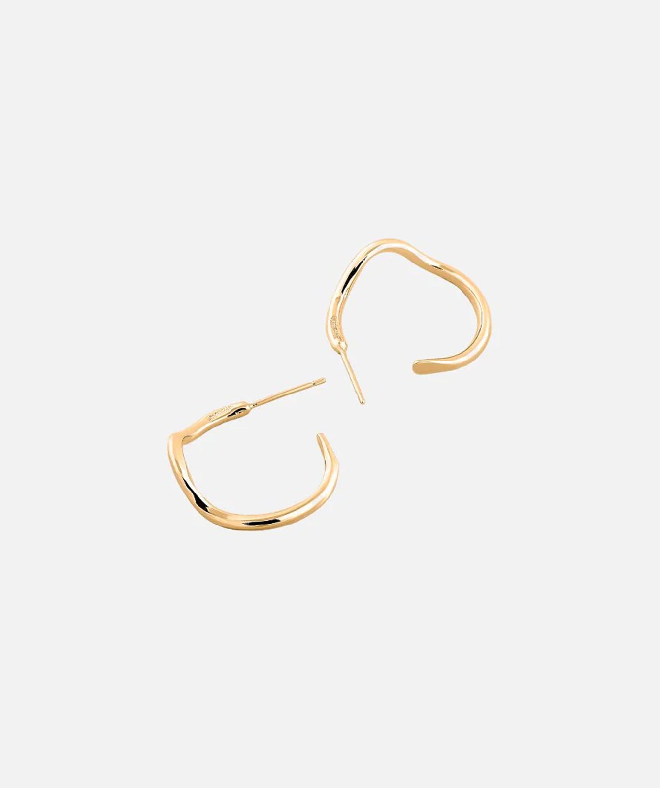 Noele gold wave hoop earrings M by PIERETTI in 18K gold plating, handcrafted medium gold hoops